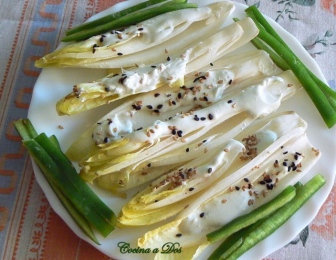 Endibias con salsa de queso receta