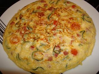 Como hacer una tortilla de calabacín y bonito en aceite muy fácil receta